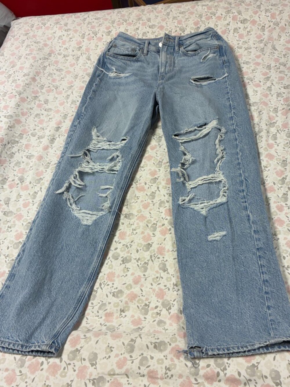 American Eagle 4R Distressed Light Blue Jeans, Super High Rise, EUC